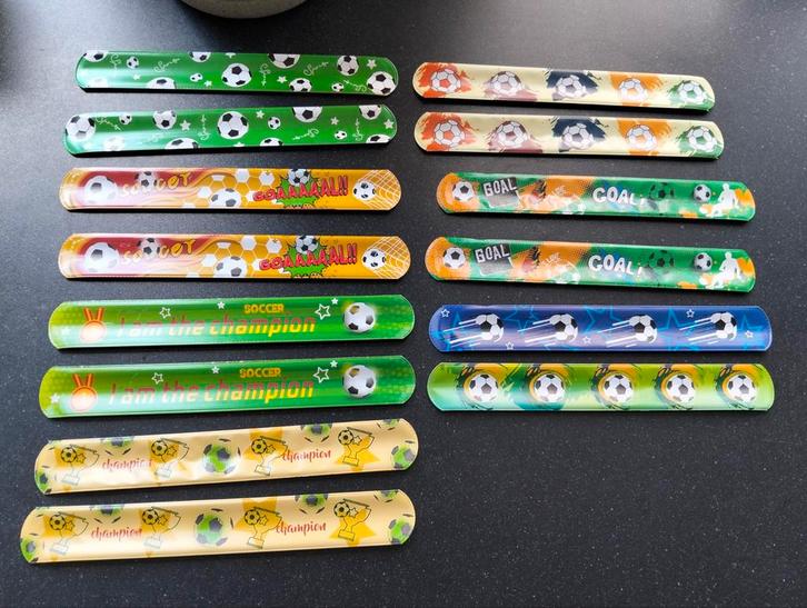 Uitdeel cadeautje/ kadootje, klap armband voetbal, 14 stuks, Diversen, Rommelmarktspullen, Nieuw, Ophalen