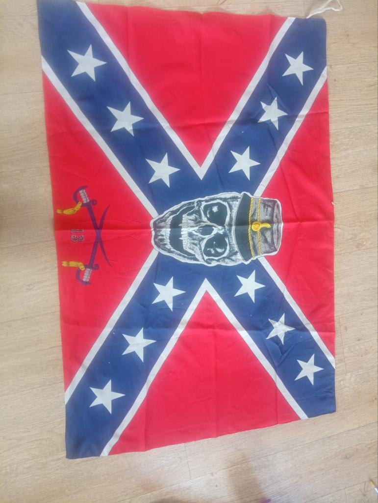 Vlag met doodshoofd met pet, Ophalen
