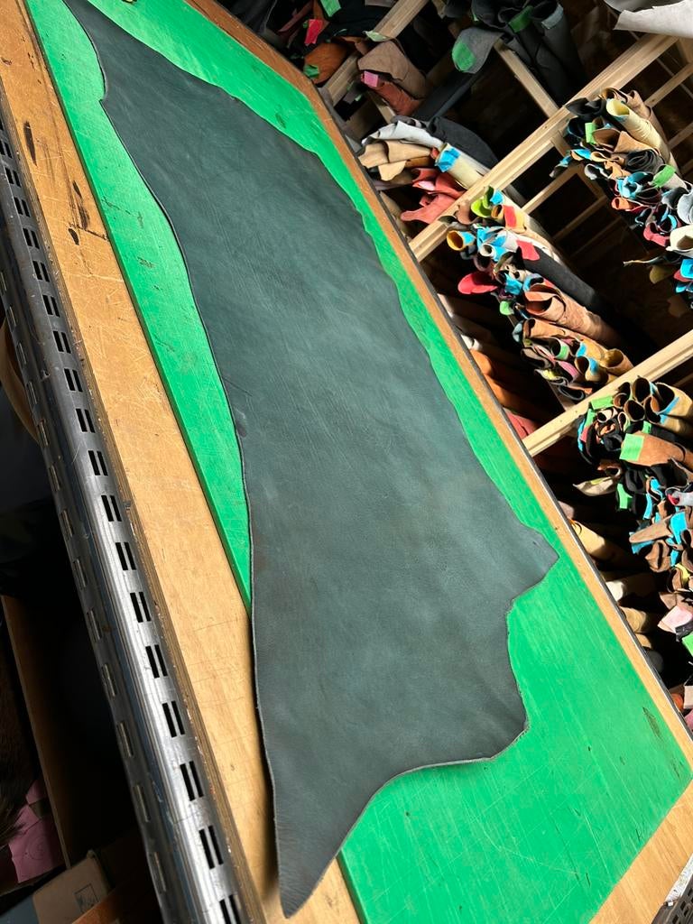 Grijsgroen Tuigleer 3-3,5 mm dikte half soepel nr4, Leer of Kunstleer, Ophalen of Verzenden, Zo goed als nieuw, 30 tot 120 cm