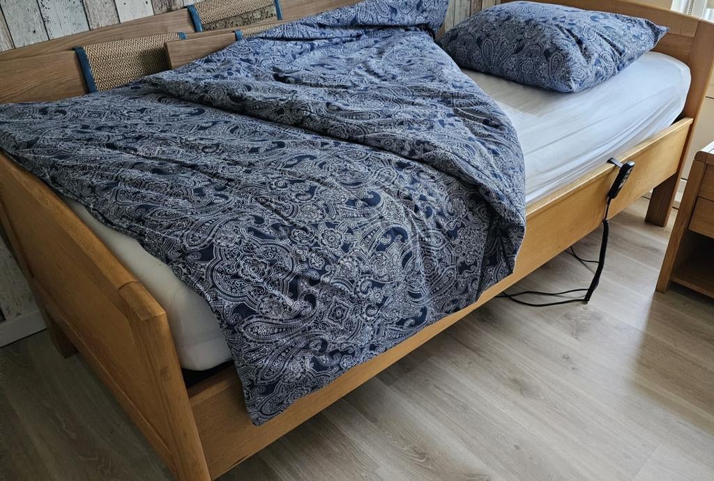 Elektrisch verstelbaar 1persoons seniorenbed met nachtkastje, Ophalen, Verstelbaar, 90 cm, Eenpersoons