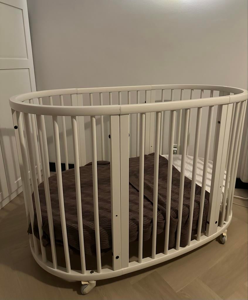 Stokke Sleepi V2 Wit Meegroeibed + Uitbreidingsset + matras, Kinderen en Baby's, Babywiegjes en Ledikanten, Ophalen, Zo goed als nieuw