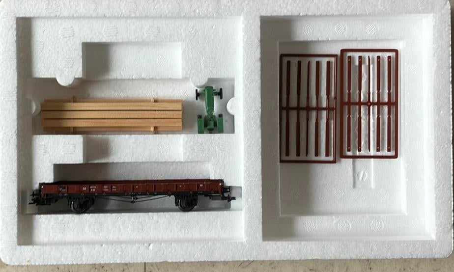 Märklin DB rongenwagen beladen met houten balken en tractor, Wisselstroom, Wagon, Ophalen of Verzenden, Zo goed als nieuw