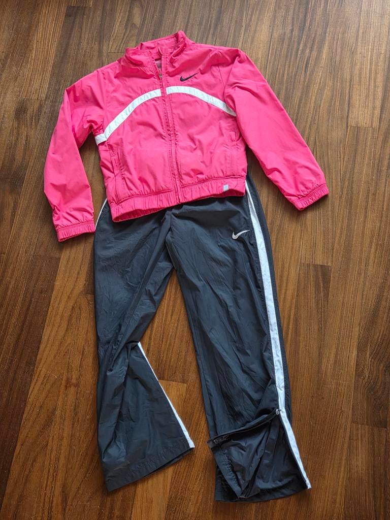 ZGAN mooi Nike trainingspak 128-140, Meisje, Sport- of Zwemkleding, Ophalen of Verzenden, Zo goed als nieuw