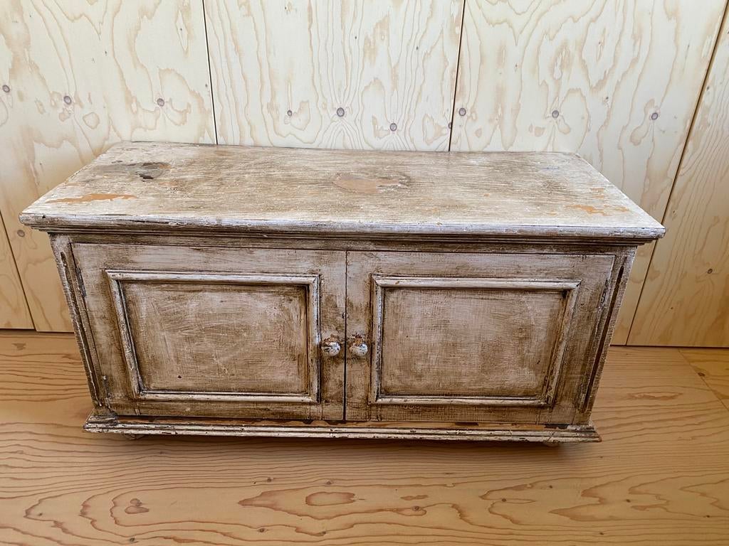 Retro kastje met twee deurtjes, massief grenenhout, Huis en Inrichting, Kasten | Dressoirs, Ophalen, Gebruikt, 50 tot 100 cm, Grenenhout