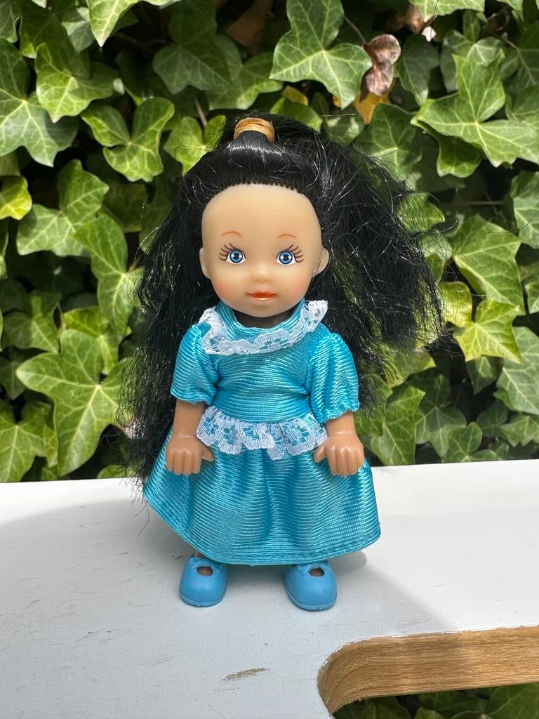 Klein schattig popje, Verzamelen, Poppen, Ophalen of Verzenden, Zo goed als nieuw, Pop