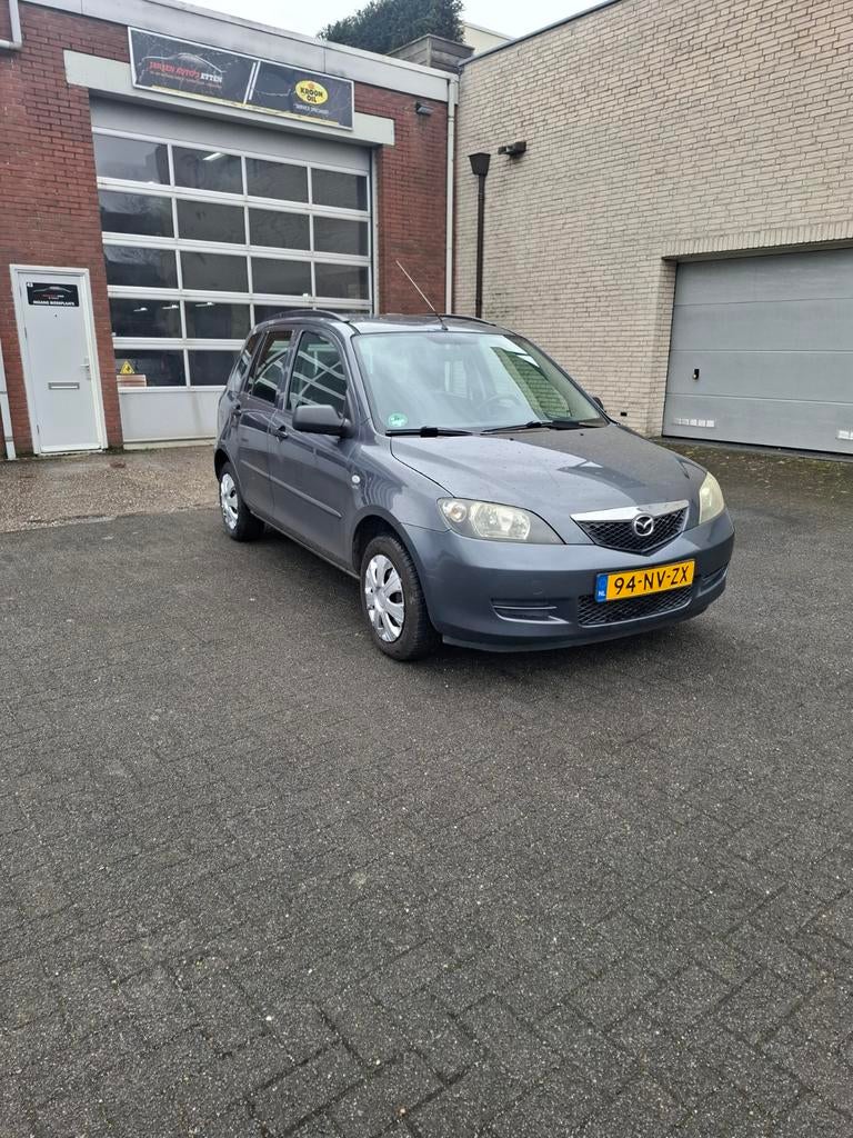 Mazda 2 1.4 16V 2004 Grijs, Auto's, Mazda, Voorwielaandrijving, 1025 kg, 40 €/maand, Zwart
