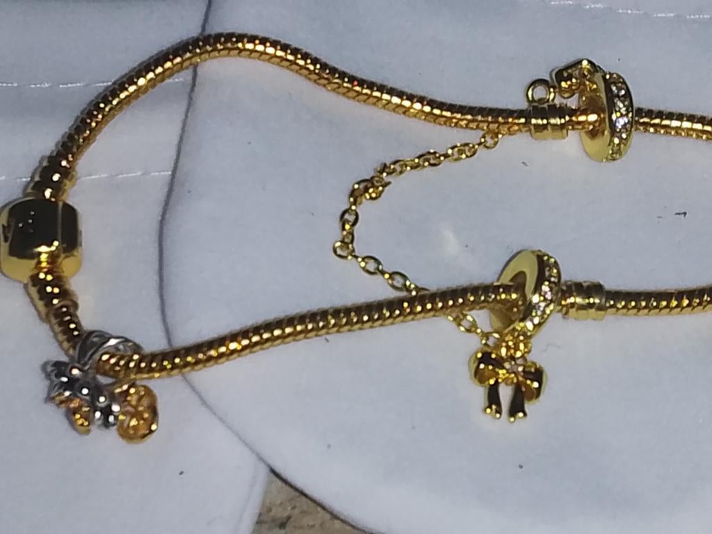 Goudkleurige bedelarmband met zilveren bedels, Overige materialen, Ophalen of Verzenden, Zo goed als nieuw, Met bedels of kralen