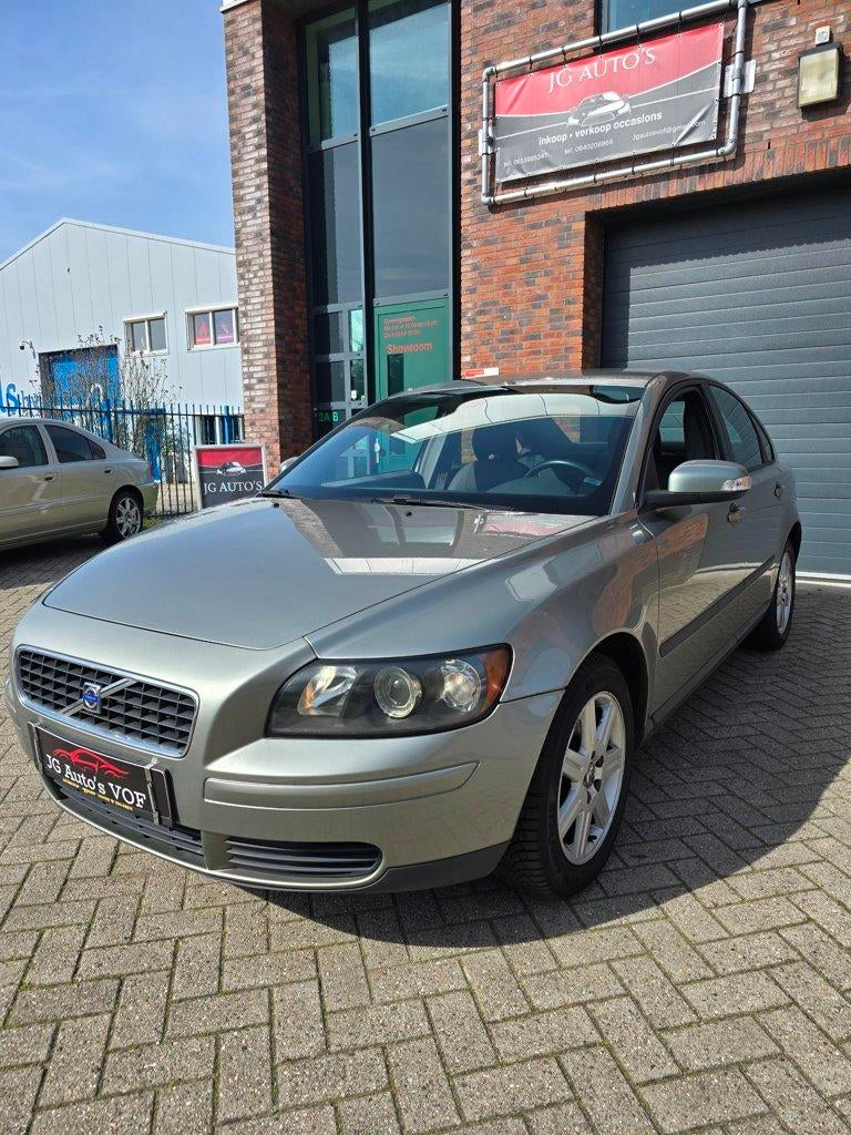 Volvo S40 2.4i Kinetic weinig kilometers, Auto's, Voorwielaandrijving, Gebruikt, 700 kg, Origineel Nederlands