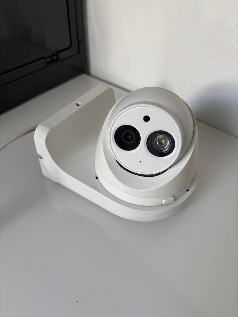 Dahua IPC-HDW4433C-A Camera met Muursteun - Nieuwstaat, Ophalen of Verzenden, Zo goed als nieuw, Buitencamera