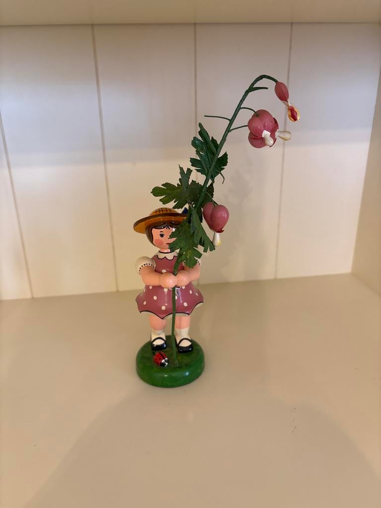 Ertsgebergte Houten beeldje meisje met bloem, Ophalen