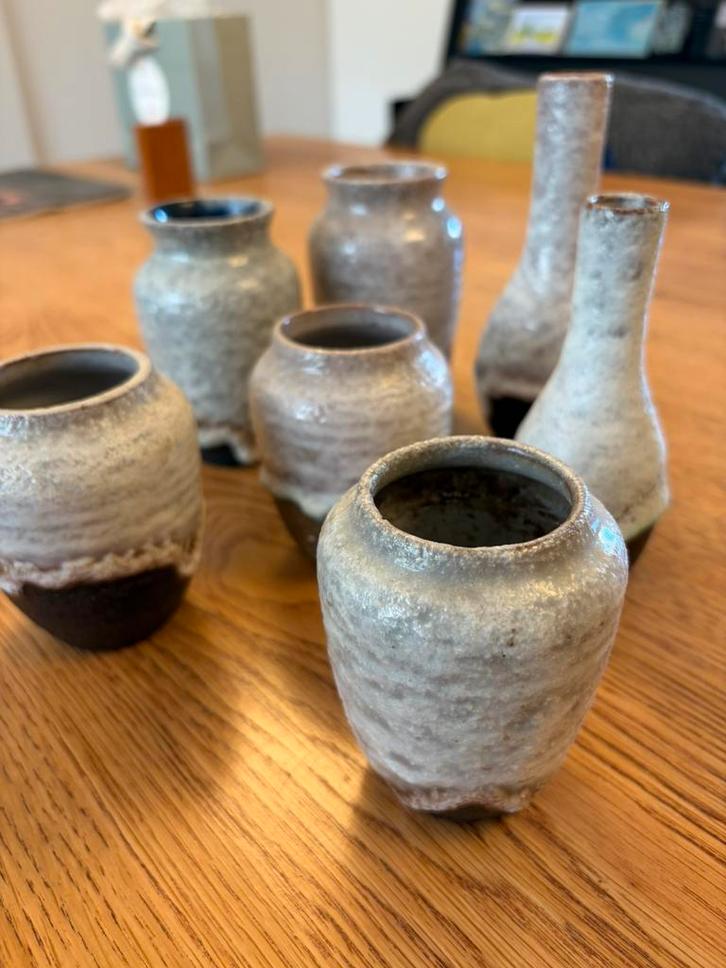 Zeven kleine vaasjes. Van De Steenuil - bruisglazuur., Antiek en Kunst, Antiek | Keramiek en Aardewerk, Ophalen of Verzenden