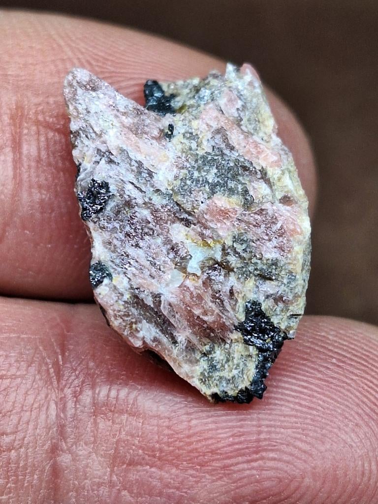 ZELDZAME RHODONIET VARIANT FOWLERIET, VS (= TL & UV), Ophalen of Verzenden, Mineraal