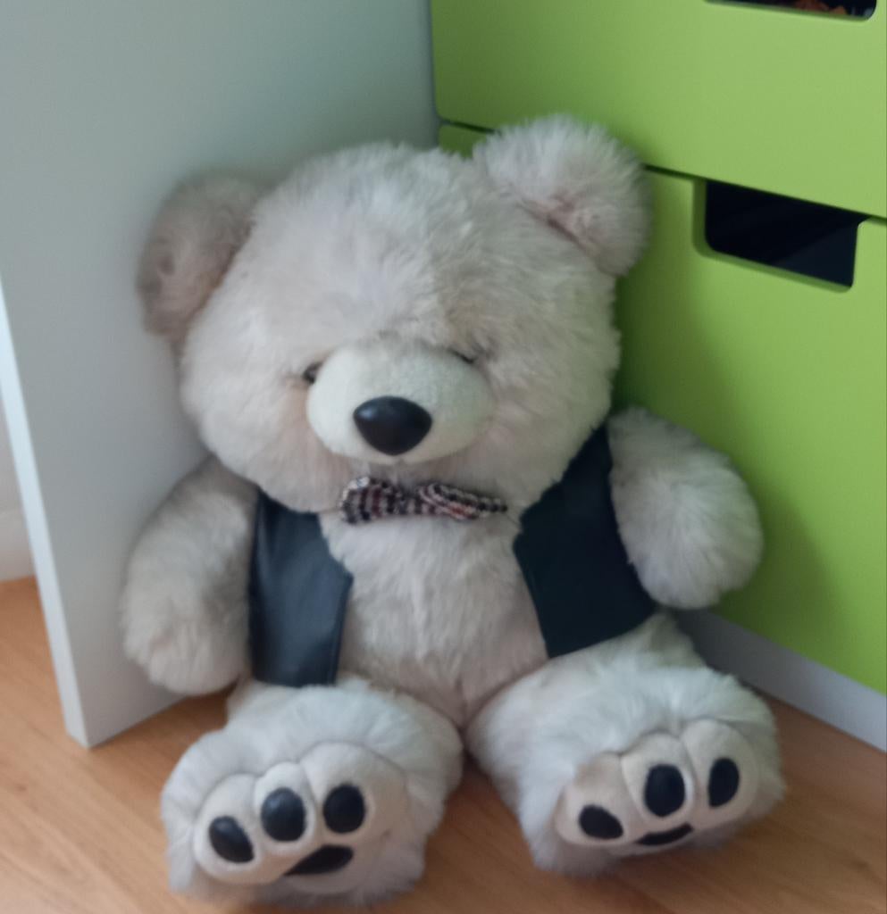 Grote Schattige zachte knuffelbeer
gekocht in de Bijenkorf, Kinderen en Baby's, Speelgoed | Knuffels en Pluche, Ophalen, Zo goed als nieuw