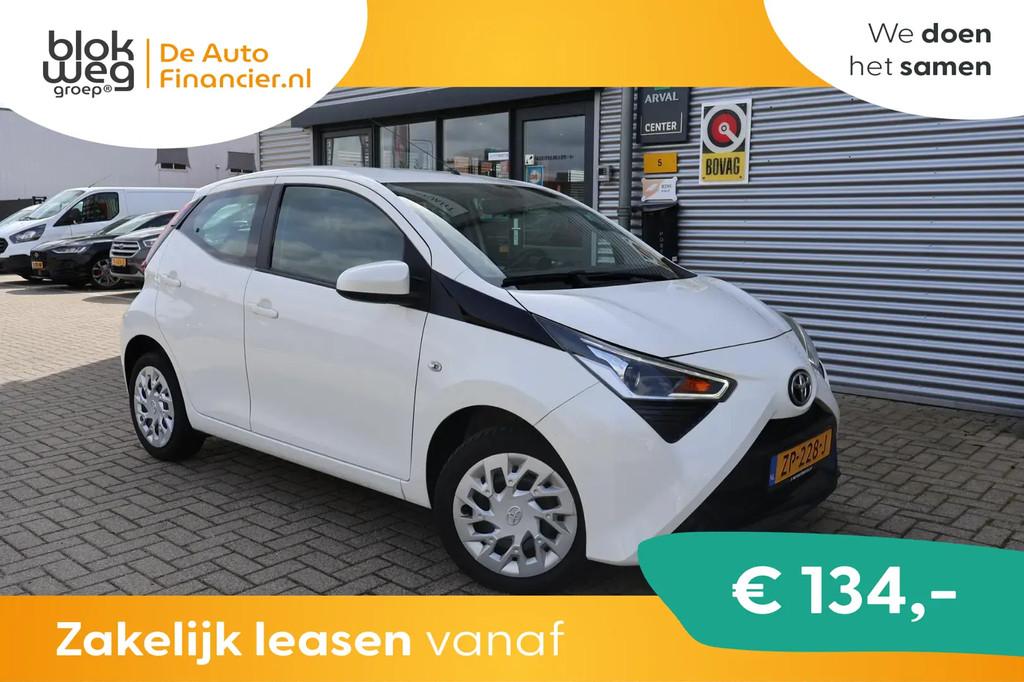 Toyota Aygo 1.0 VVT-i x-play € 9.750,00, Stof, Gebruikt, Euro 6, Wit