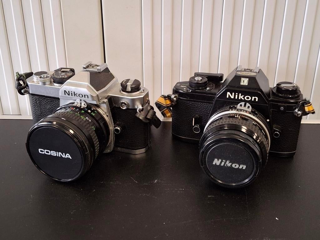 Nikon EM analoge camera's / Cosina en Nikon objectief, Audio, Tv en Foto, Fotocamera's Analoog, Ophalen of Verzenden, Spiegelreflex