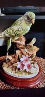 Beeldje van een parkiet op een tak met bloemen, Ophalen of Verzenden, Nieuw, Hummel