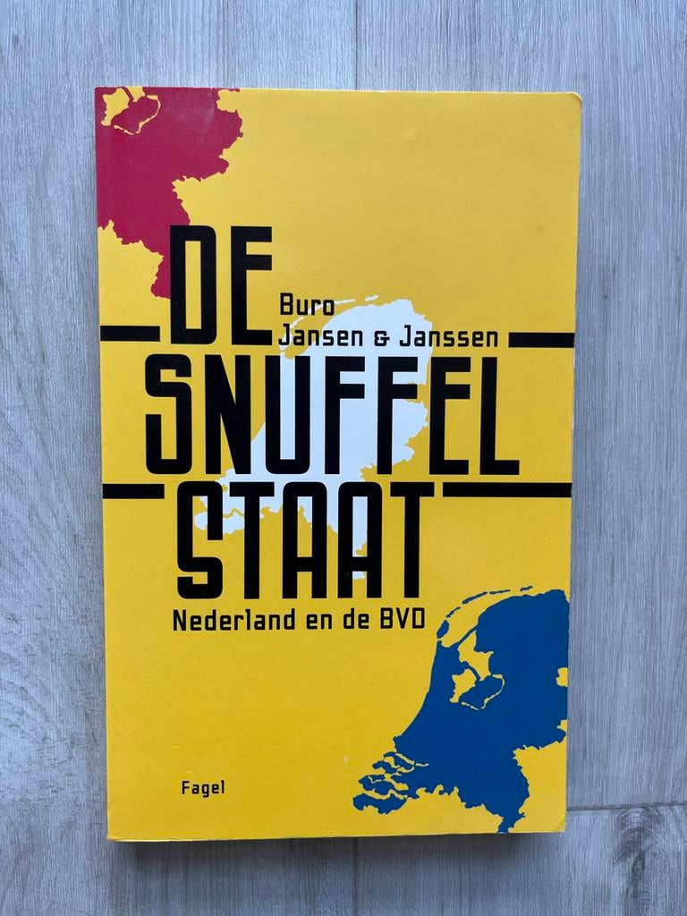 De Snuffelstaat: Nederland en de BVD - Buro Jansen & Janssen, Boeken, Ophalen of Verzenden, Gelezen, Politiek en Staatkunde, Nederland