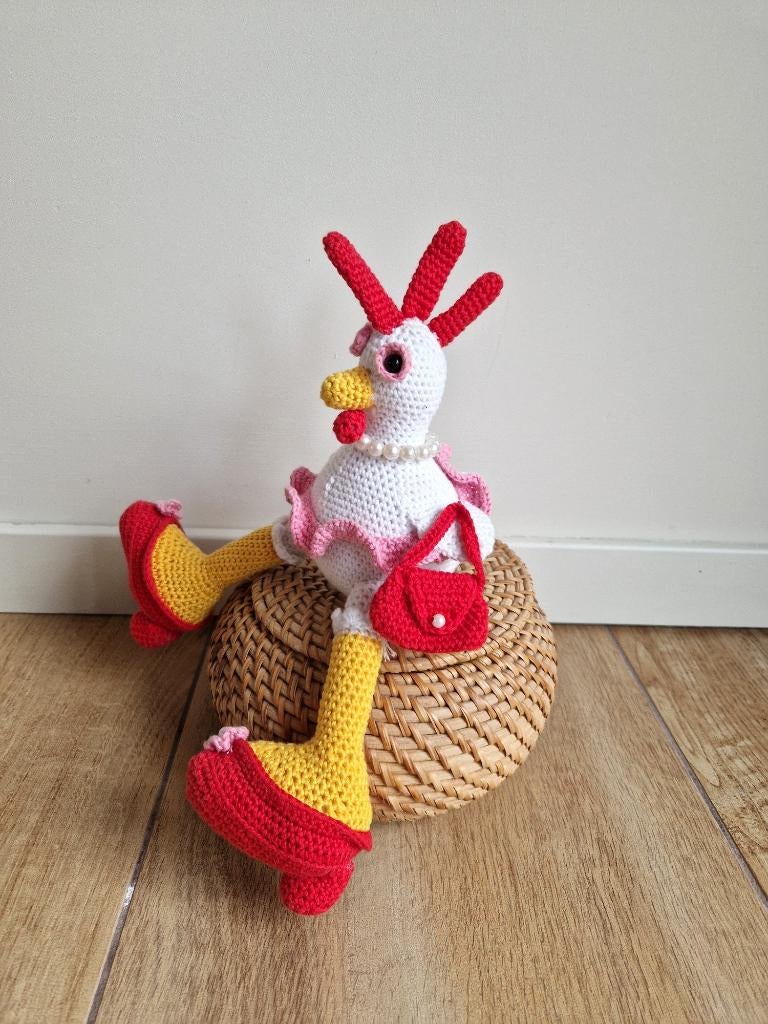 Gehaakte kip met handtas, pumps en parelketting, Ophalen of Verzenden, Zo goed als nieuw