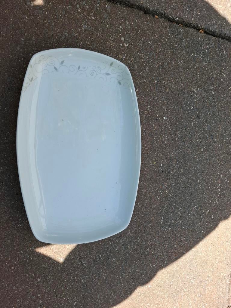 Wit vierkant bord met sierlijke rand, Huis en Inrichting, Keuken | Servies, Ophalen, Keramiek, Zo goed als nieuw, Bord(en)