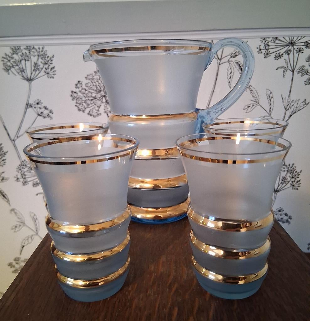 Mooi glazen set met waterkan.
Poederblauw glas met goud, Ophalen of Verzenden