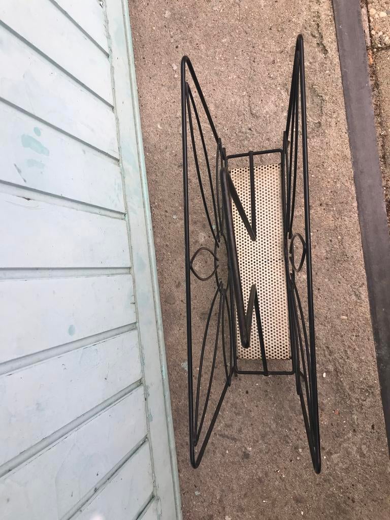 Vintage krantenbak / tijdschriftenrek, zwart metaal, Huis en Inrichting, Woonaccessoires | Krantenbakken en Lectuurbakken, Gebruikt