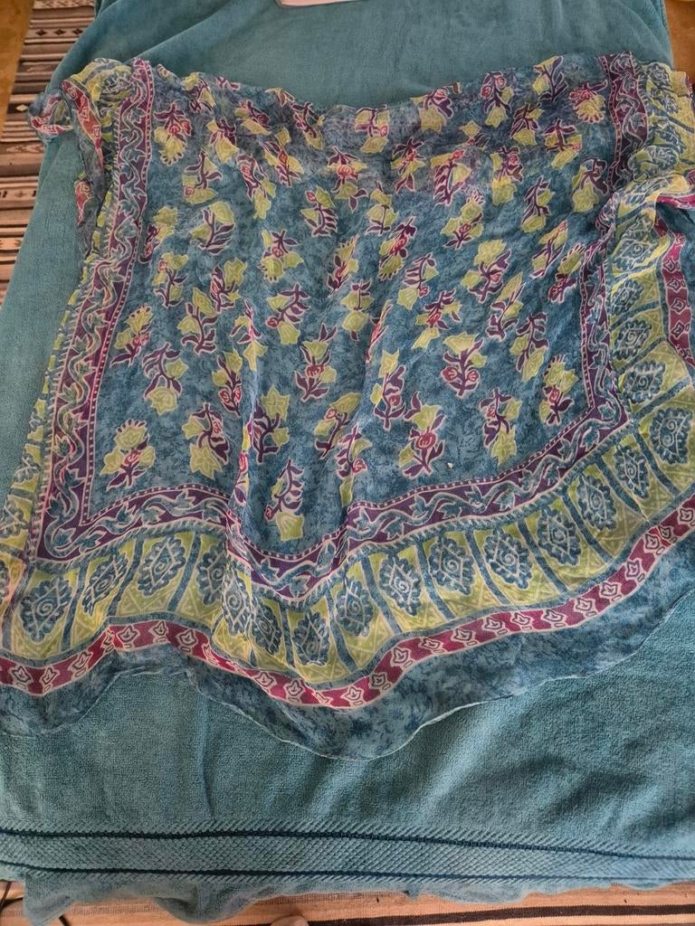 Mooie Zomerse Sjaal/Omslagdoek - 95x95cm Doorschijnend, Kleding | Dames, Mutsen, Sjaals en Handschoenen, Ophalen of Verzenden