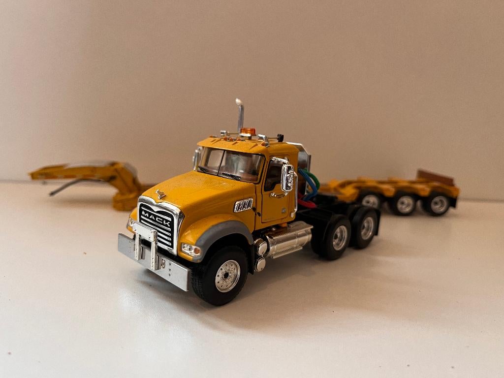 Mack Granite met dieplader van First Gear, Hobby en Vrije tijd, Ophalen of Verzenden, Zo goed als nieuw, Bus of Vrachtwagen, Overige merken