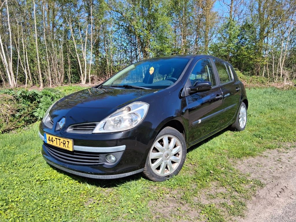 Renault Clio 1.4 16V  NIEUWE APK!(lichte schade), Auto's, Voorwielaandrijving, Zwart, 4 cilinders, Zwart