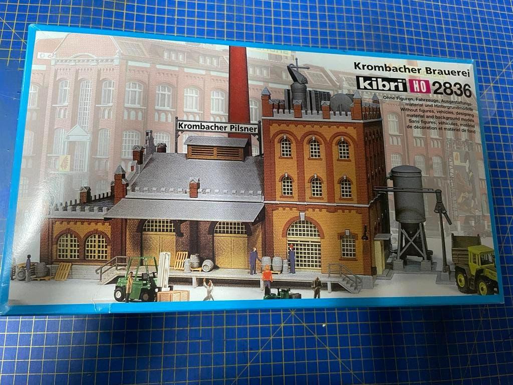 Kibri 2836 Krombacher Bier Brouwerij HO schaal 1:87 NIEUW, Hobby en Vrije tijd, Overige merken, Verzenden, Gelijkstroom of Wisselstroom