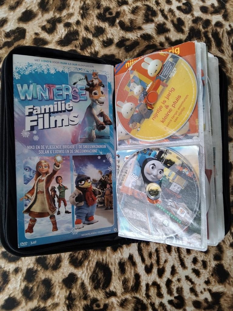 Map met kinderdvd's en enkele cd's/cd-rom, Ophalen, Zo goed als nieuw