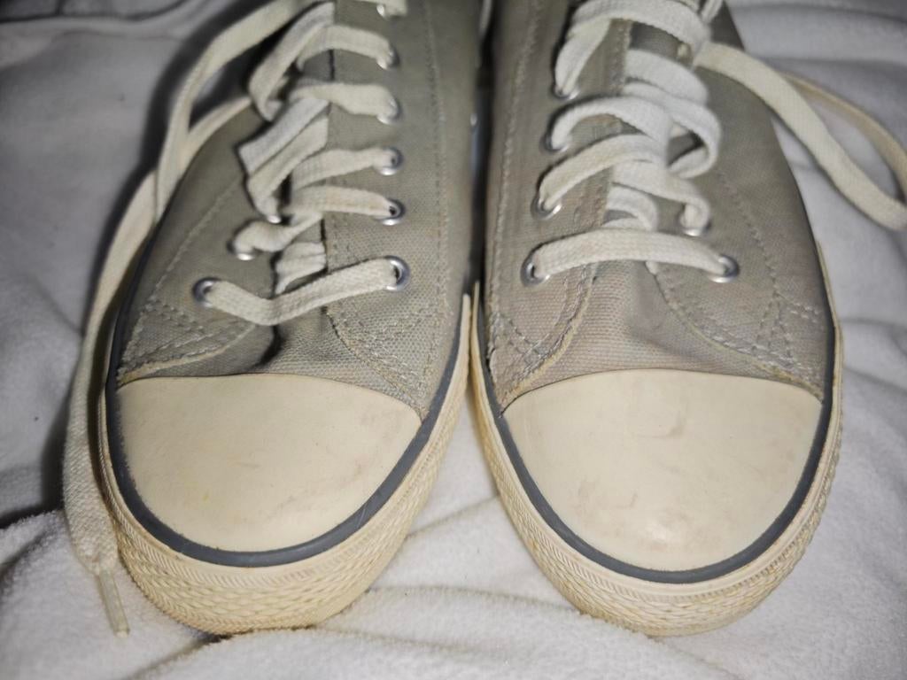 Grijze gympen witte neus mt 40 grijs sneakers

Doe een bod,, Ophalen of Verzenden, Zo goed als nieuw, Grijs, Sneakers of Gympen