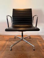Vitra Eames EA 108 Stoel Zwart Leer – Chroom, Huis en Inrichting, Stoelen, Ophalen, Gebruikt, Zwart, Leer