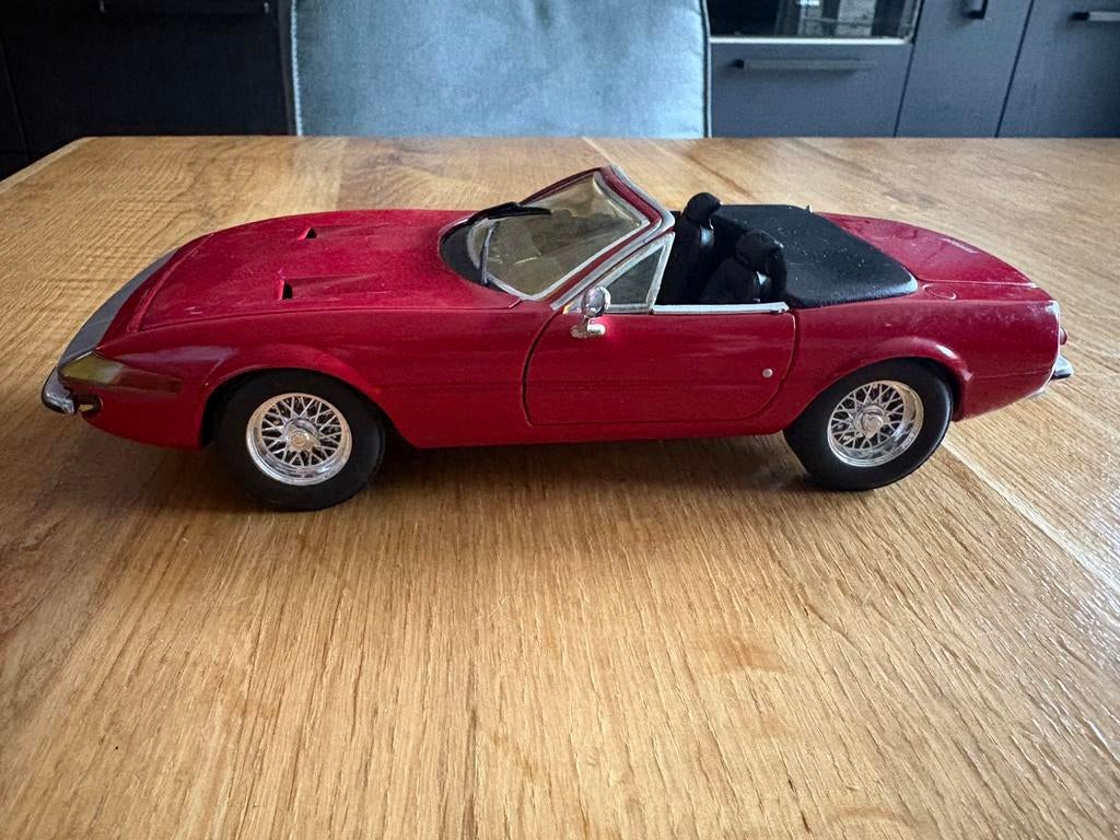 Ferrari 365GTB/4 Daytona 1/18 HotWheels licence officielle 1968 rouge boîte - Modélisme