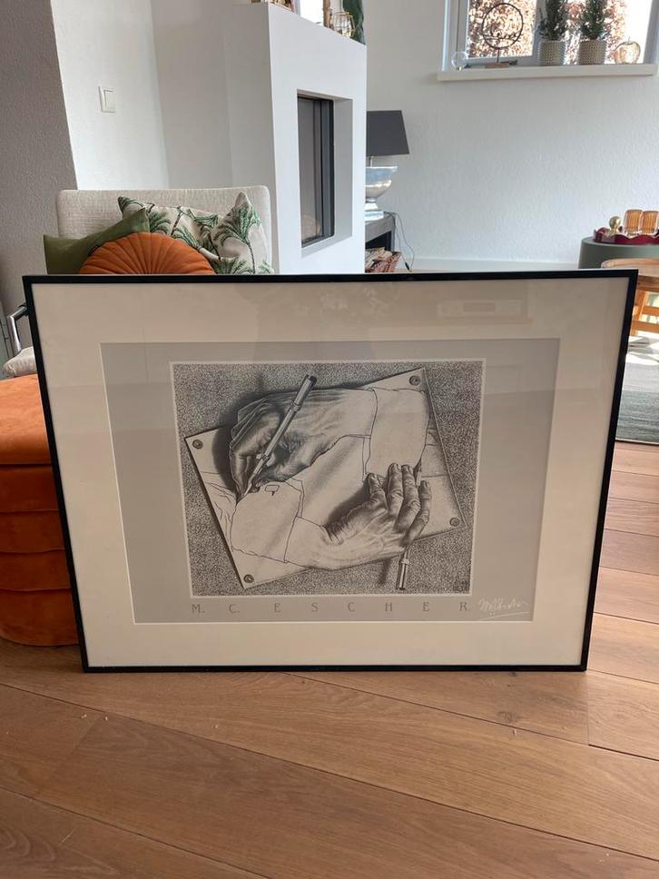 M.C. Escher 'Drawing Hands' in passe-partout lijst, Antiek en Kunst, Kunst | Etsen en Gravures, Ophalen
