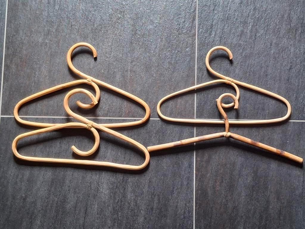 4 bamboe/ rotan kledinghangers, Ophalen of Verzenden, Zo goed als nieuw, Hout, Volwassenen