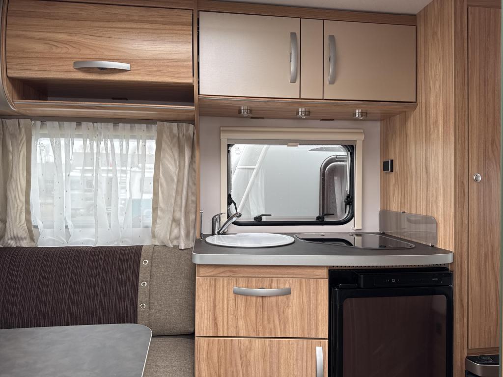 Eriba Nova Light 470 Maraldi Elegance 2025 GRATIS MOVER, Caravans en Kamperen, Standaardzit, Bedrijf, Tot en met 3, Overige typen