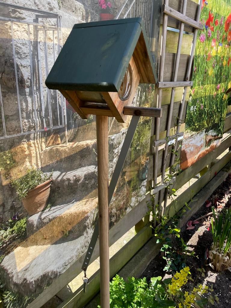 Vogelhuisje van hout met pindakaaspot houder, Ophalen of Verzenden, Gebruikt