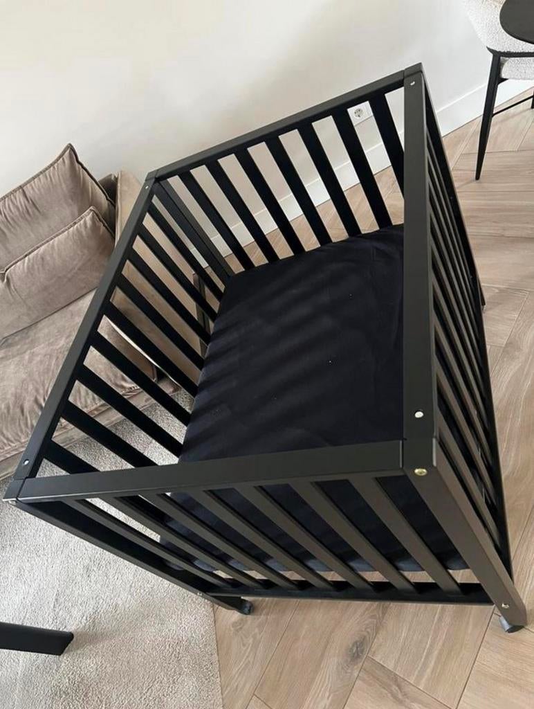 Baby box zwart verrijdbaar met matras en zwart hoeslaken, Kinderen en Baby's, Boxen, Ophalen, Zo goed als nieuw, Rechthoekig, In hoogte verstelbaar