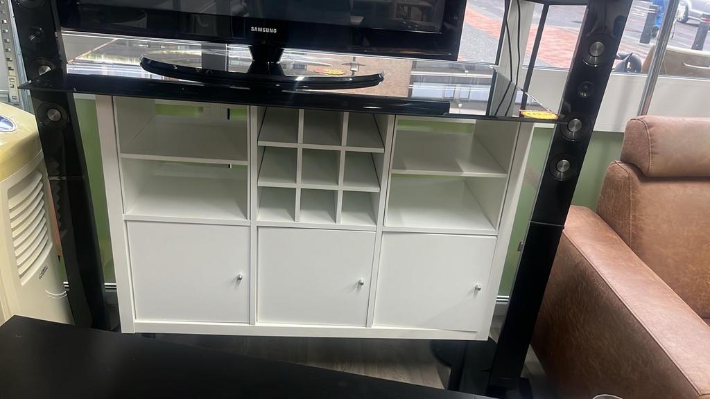 Wit tv-meubel met opbergvakken en deurtjes, Huis en Inrichting, Kasten | Televisiemeubels, Ophalen, Overige materialen, Gebruikt