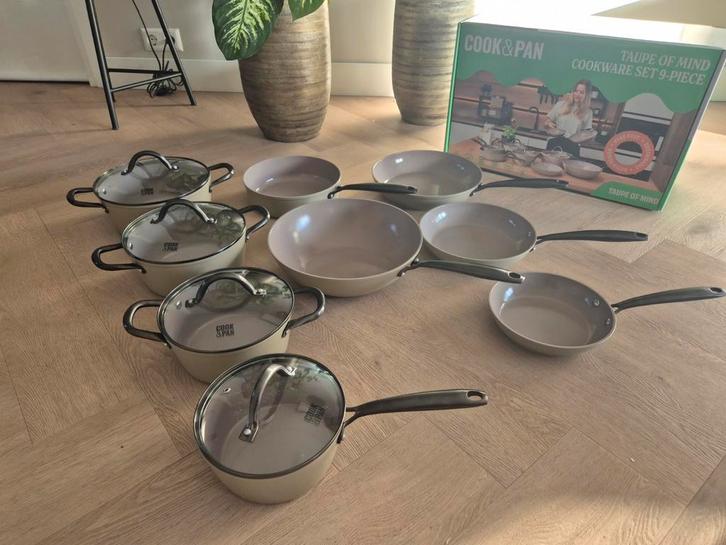 Nieuw Cook & pan 9 delig set kleur taupe, Huis en Inrichting, Keuken | Potten en Pannen, Nieuw, Pannenset, Rvs, Ophalen of Verzenden