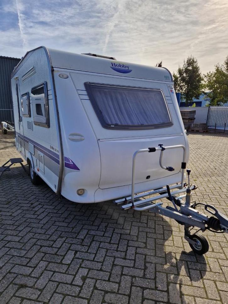 Bomvolle Hobby de Luxe 420., Caravans en Kamperen, Caravans, Particulier, tot en met 4, 750 - 1000 kg, Treinzit, Hobby, Dwarsbed