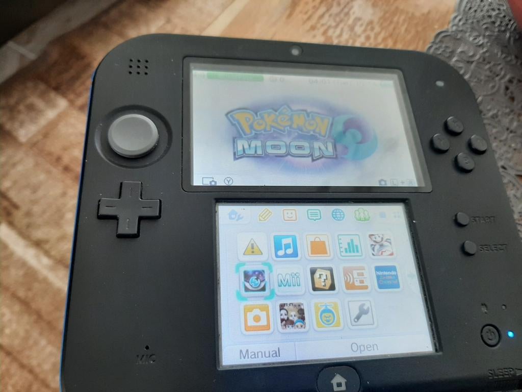 Zeldzame 2DS Zwart met game Pokémon Moon en Mario kart7, Spelcomputers en Games, Zwart, 2DS, Ophalen of Verzenden, Gebruikt