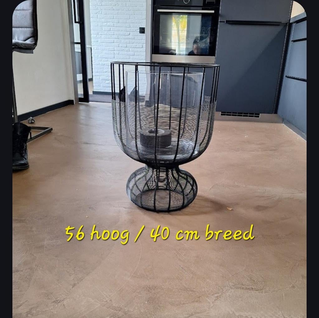 Groot zwart metalen windlicht met glazen cilinder, Huis en Inrichting, Woonaccessoires | Kandelaars en Kaarsen, Ophalen, 50 tot 75 cm