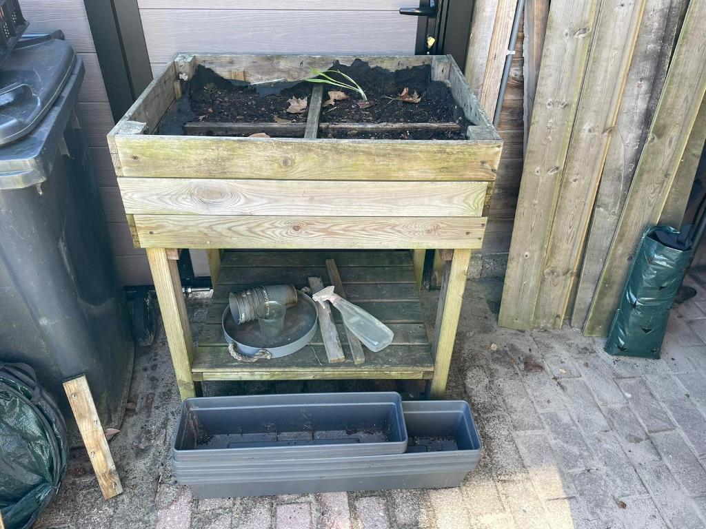 Twee plantenbakken hout en kunststof, Tuin en Terras, Bloembakken en Plantenbakken, Ophalen, Overige materialen, Gebruikt, Balkon