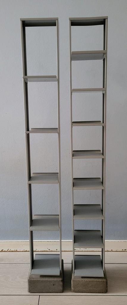 CD & DVD rek op betonnen voet (IKEA), Huis en Inrichting, Woonaccessoires | Cd- en Dvd-rekken, Ophalen, Gebruikt, 75 tot 150 discs