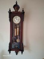 Antieke wandklok met slinger en gewichten, Ophalen