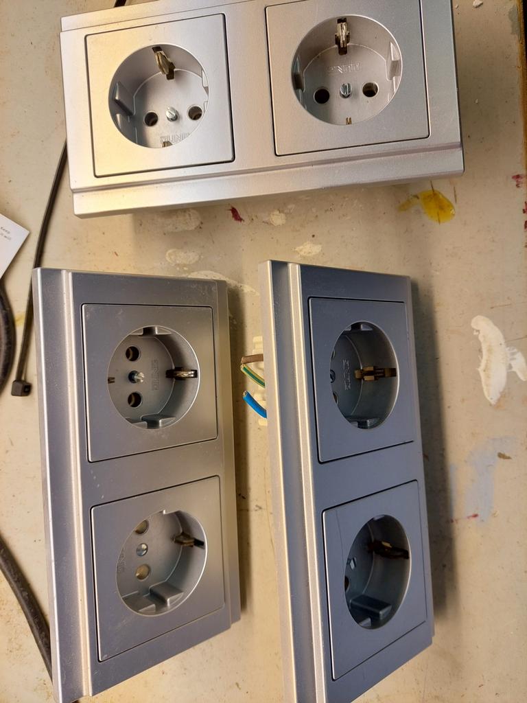 Stopcontacten Jung RA alum grijs 3 stuks, Ophalen, Zo goed als nieuw, Stopcontact