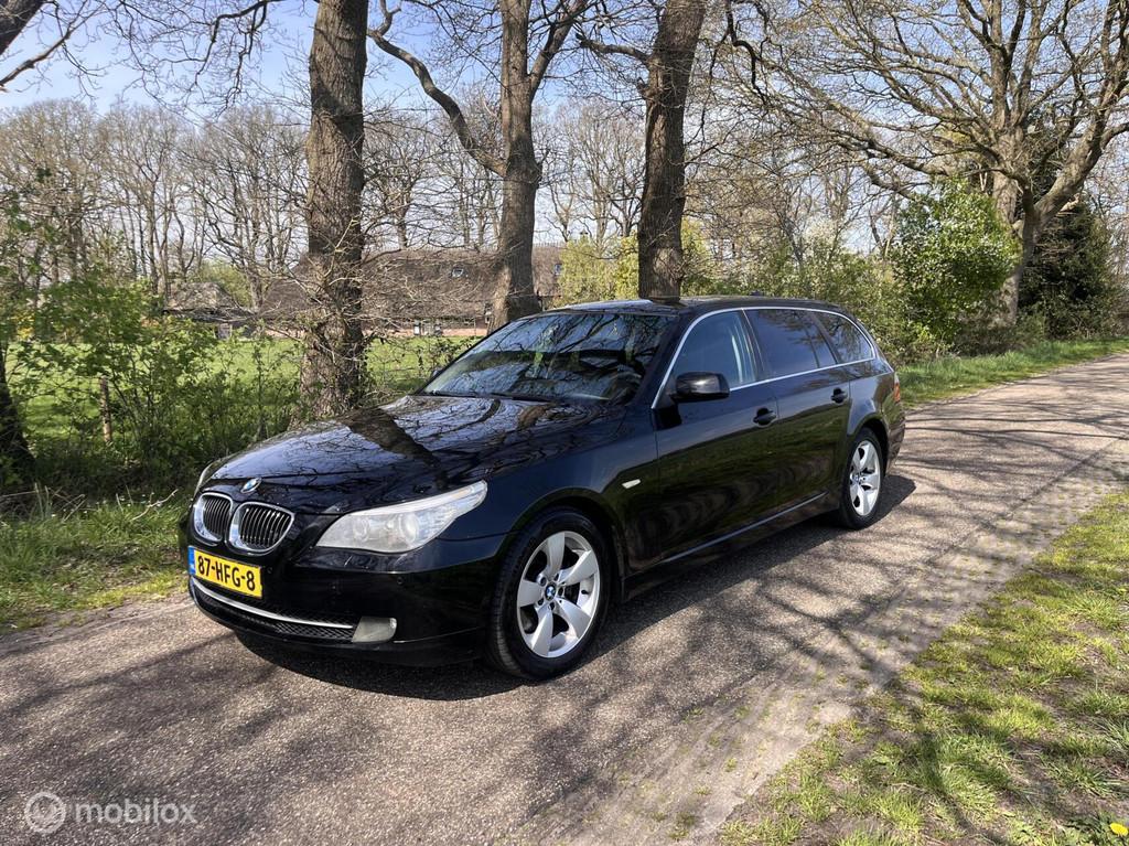BMW 5-serie Touring 530d LCI | XENON | LEER | NAP | TREKHAAK, Automaat, Gebruikt, 2000 kg, Zwart