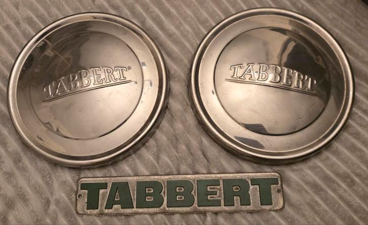 Tabbert chromen wieldoppen (25 cm) en naamplaat, Auto diversen, Wieldoppen, Gebruikt, Ophalen of Verzenden