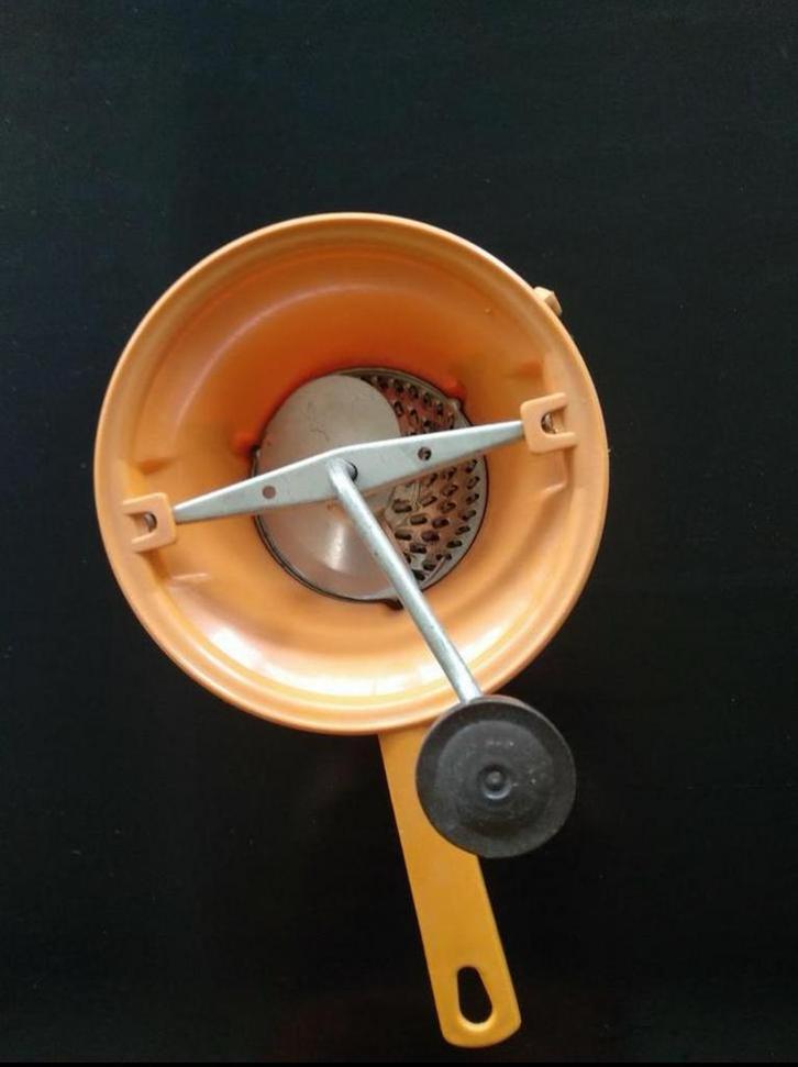 Vintage Oranje Passe-vite / Pureermolen, Huis en Inrichting, Keuken | Keukenbenodigdheden, Gebruikt, Ophalen of Verzenden